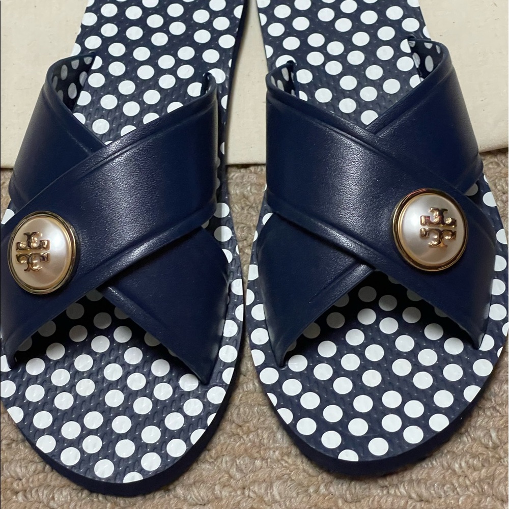 Authentic Tory Burch pearl logo
monogram Melody sandal flip flops size 6❤️